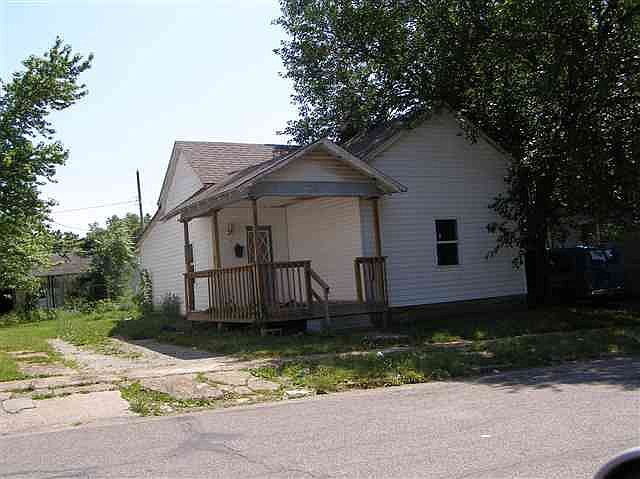 2nd image of 605 W 2nd St