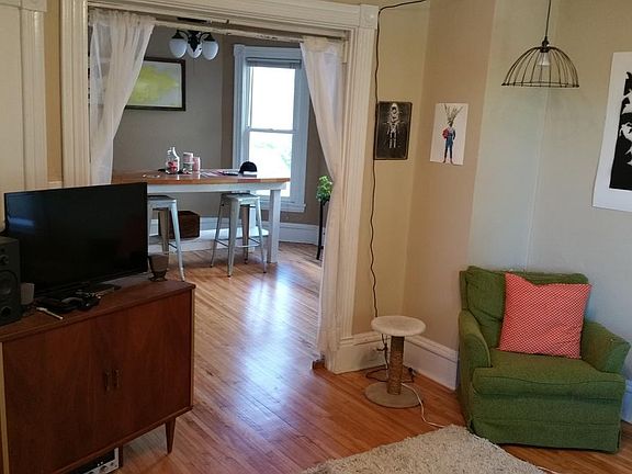 Large Den / Can be used as 2nd Bedroom