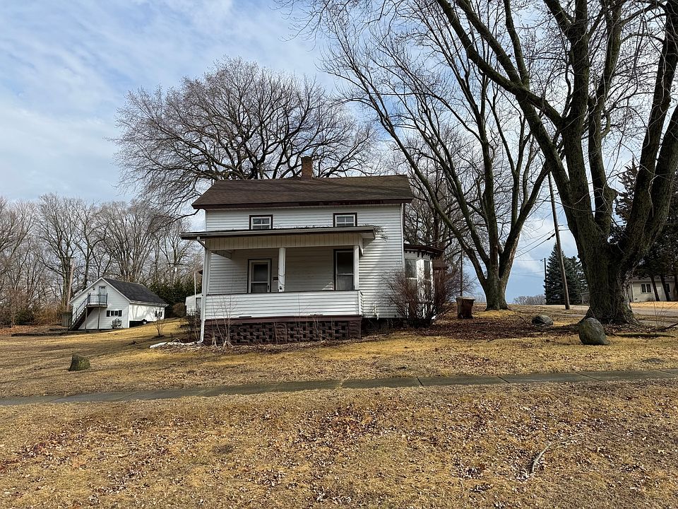1st image of 302 E 2nd St