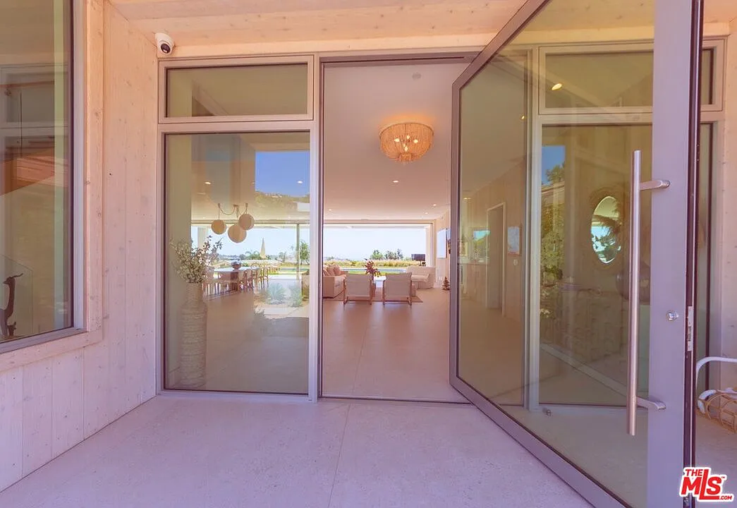 6 bed, 7.5 bath, 7200 sqft, $44,500 — Photo 2