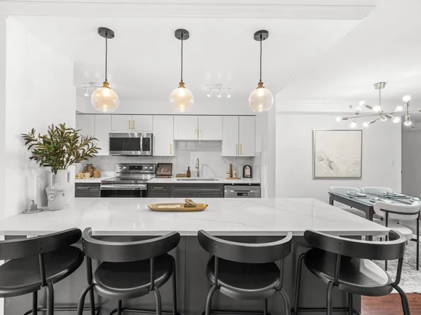 888 Hamilton St #501, Vancouver, BC V6B 5W4