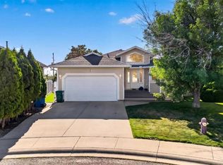 27 E Cougar Bay N, Lethbridge, AB T1H 6H3