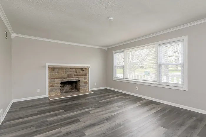 1176 Highview Dr — Photo 2