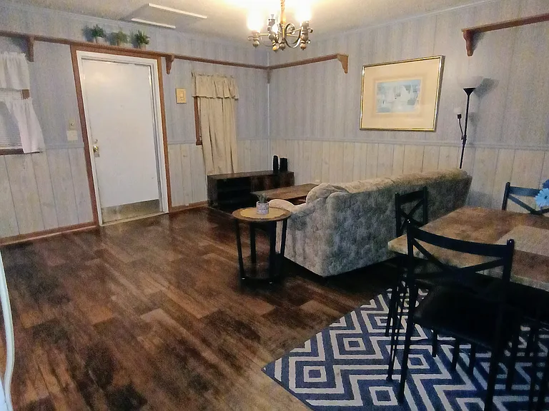 122 Burns St — Photo 1