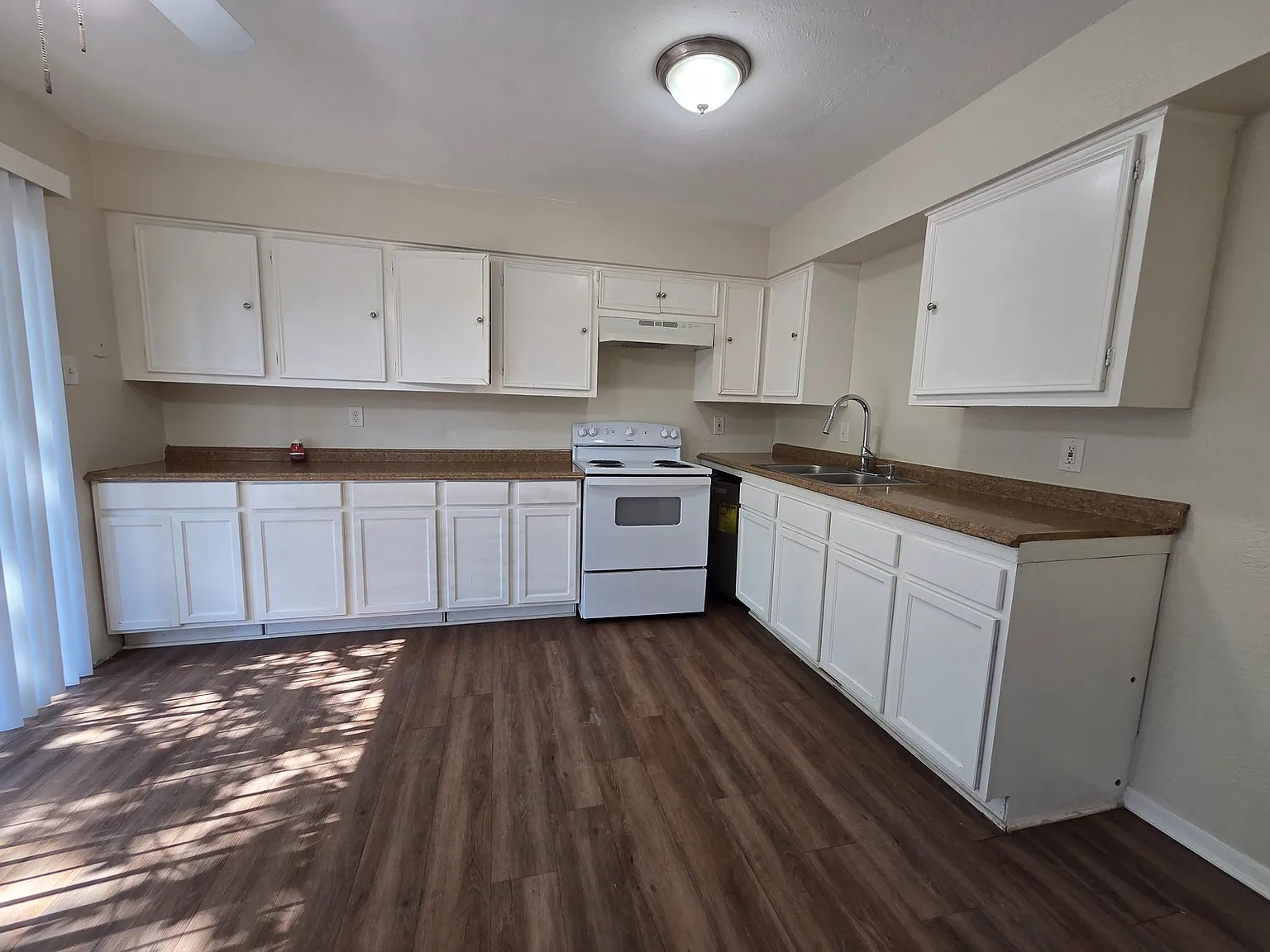 2 Bedroom ; 1 Bath — Photo 3