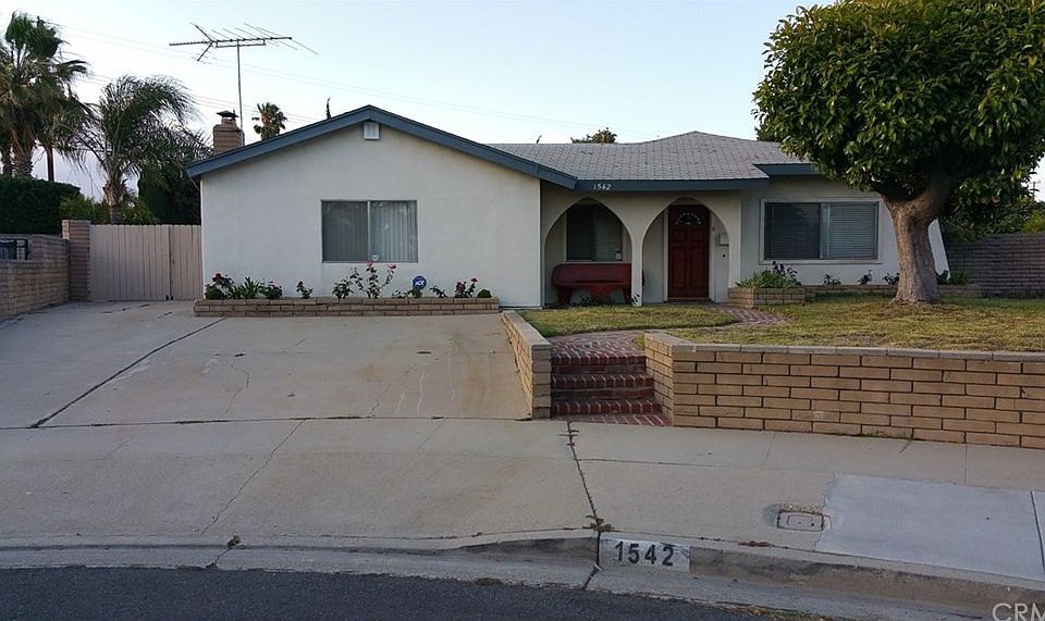 1st image of 1542 N Lake Ave
