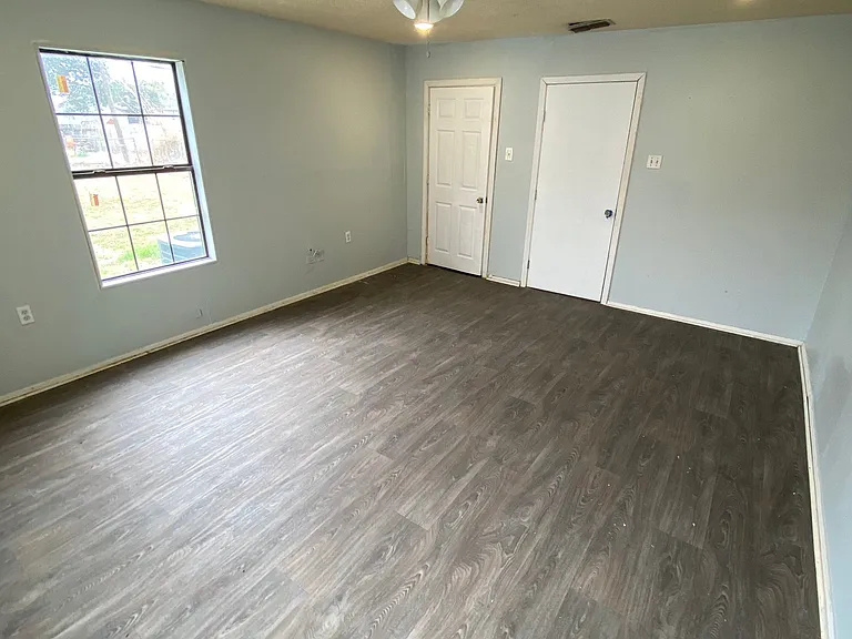 216 W Avenue C — Photo 12