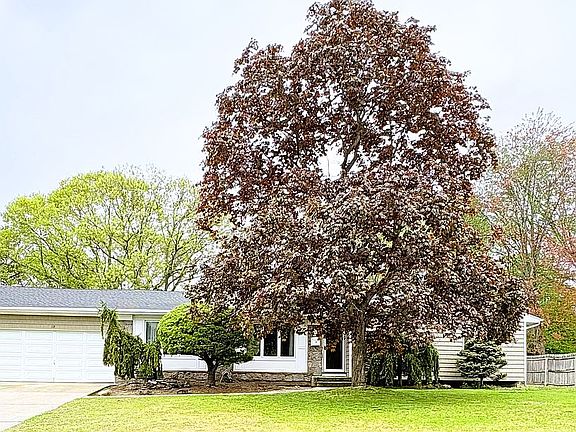 2nd image of 19 Harloquin Dr