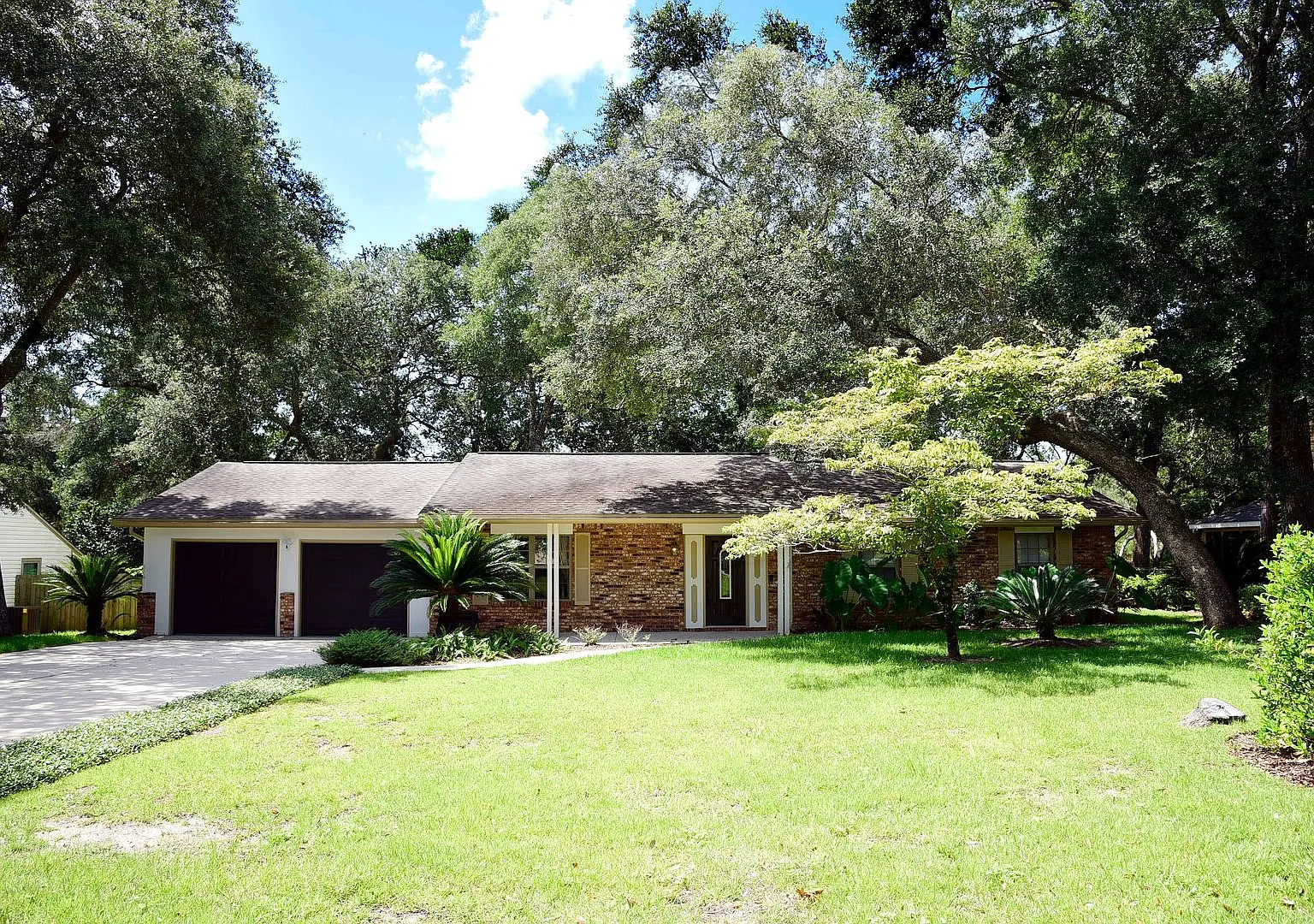 Beautifully updated 4 bedroom Lake Sharon home! — Photo 2
