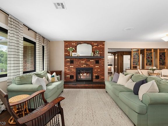 3rd image of 49 Dogwood Dr