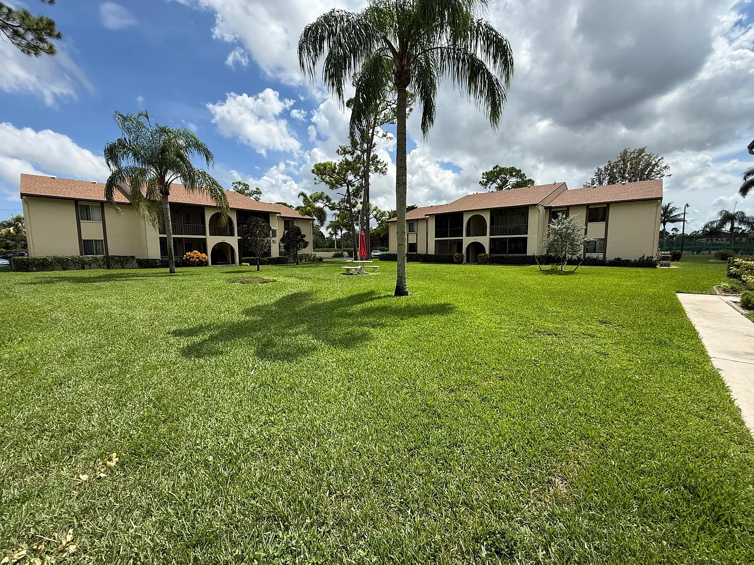 2 bed, 1.5 bath, 937 sqft, $1,800 — Photo 2