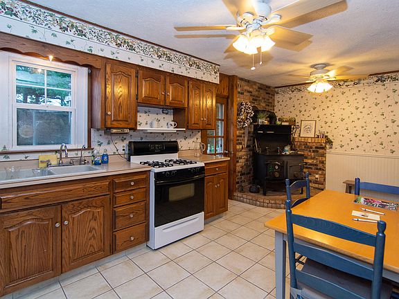 3rd image of 2565 Douer St