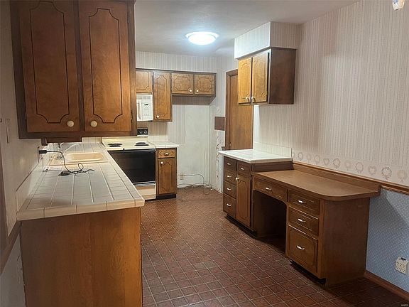 4th image of 18 White Oak Dr