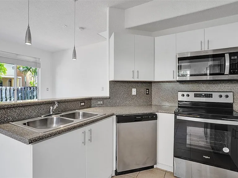 17037 SW 39th St — Photo 10