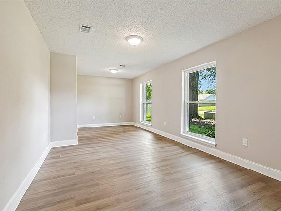 4th image of 107 W Queens Dr