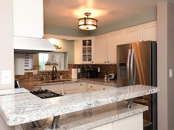 4th image of 27494 Meadow Dr
