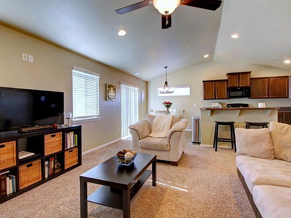 5th image of 689 Woodlark Dr