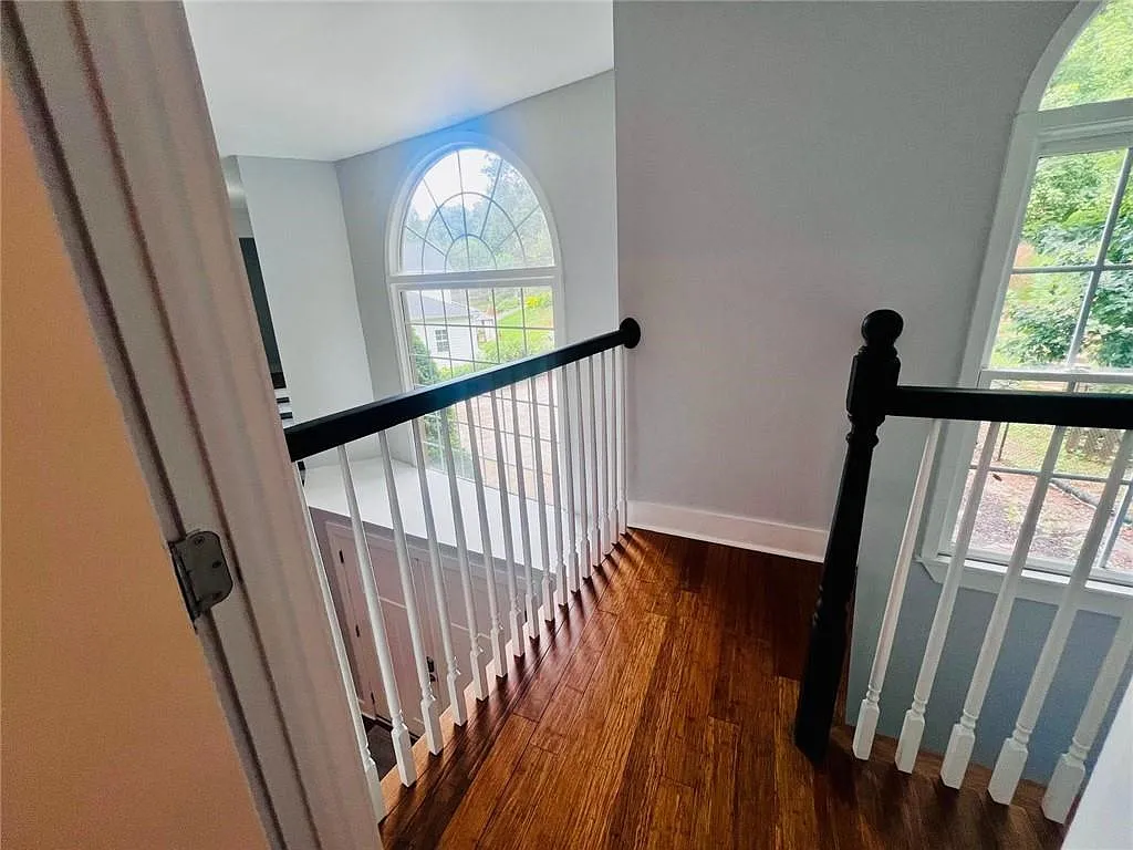 4 bed, 4.5 bath, 5990 sqft, $3,190 — Photo 4