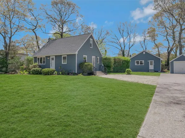 28 Lynncliff Road, Hampton Bays, NY 11946