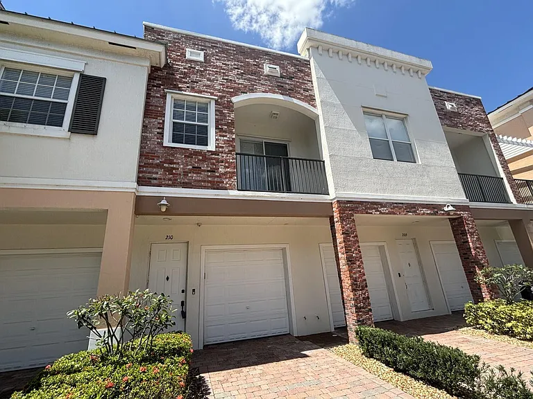 10440 SW Stephanie Way #4210 — Photo 1