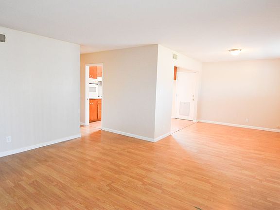 2nd image of 284 Yosemite Dr