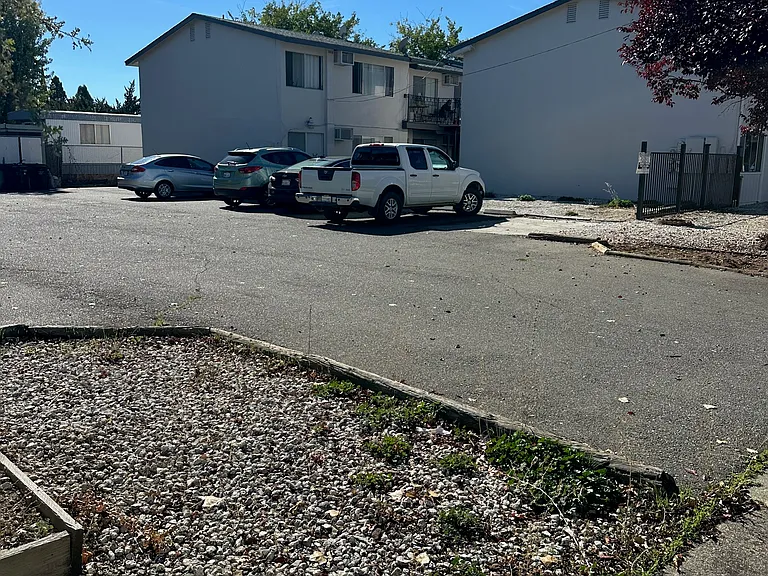 15 Royale Ave — Photo 2
