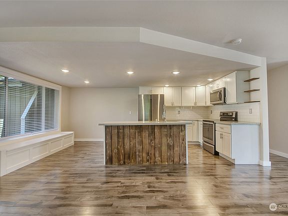 4th image of 209 Jensen Lane N