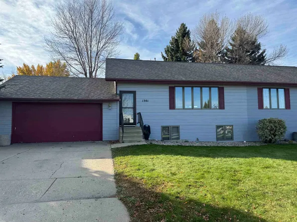 1301 11 1/2 Ave SW, Minot, ND 58701