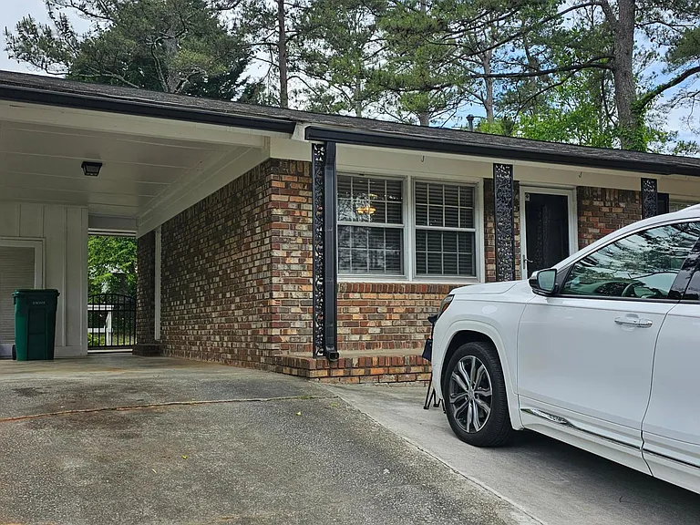 2746 Carolyn Dr SE — Photo 2