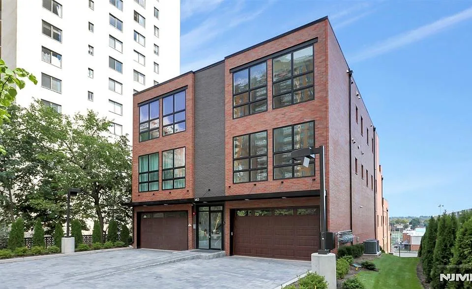 140 Overlook Ave #D1