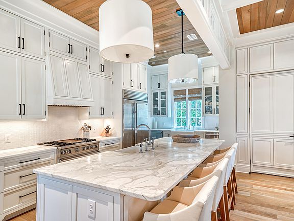 4th image of 29 W Yacht Pond Ln