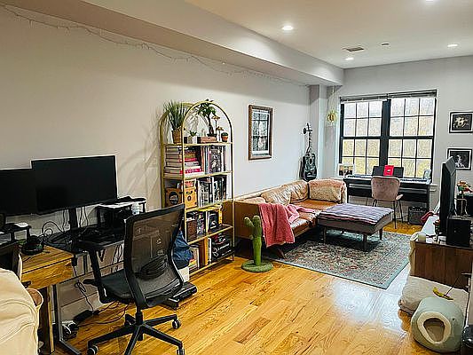3rd image of 586 Bainbridge St #3F