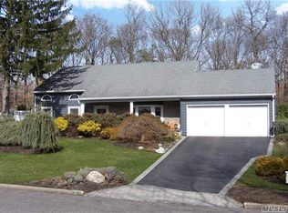 7 Yosemite Ln, Coram, NY 11727