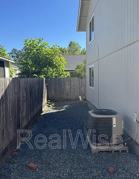 241 NE School St — Photo 31