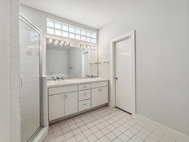 9710 Riddlewood Ln — Photo 16
