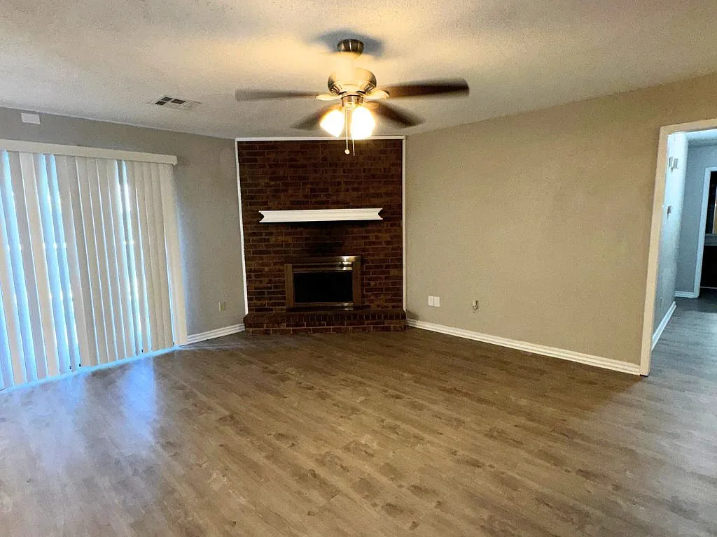 5904 SE 8th St. Midwest City, OK 73110 — Photo 2