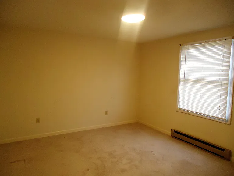 212 E Fairfax St — Photo 8