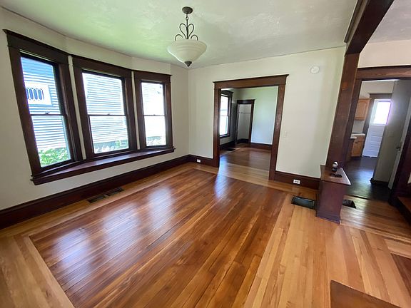 3rd image of 545 Carrier St NE