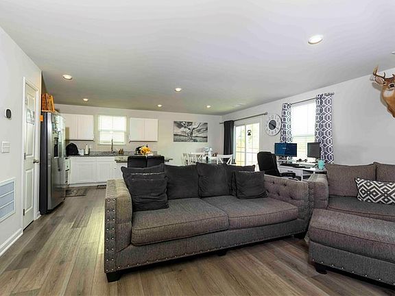 5th image of 377 Cartecay Dr