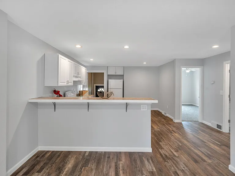 905 Woodsdale Ave — Photo 7