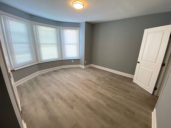 3rd image of 5552 Walton Ave