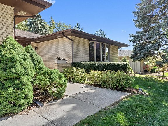 3rd image of 889 Brewster Ln