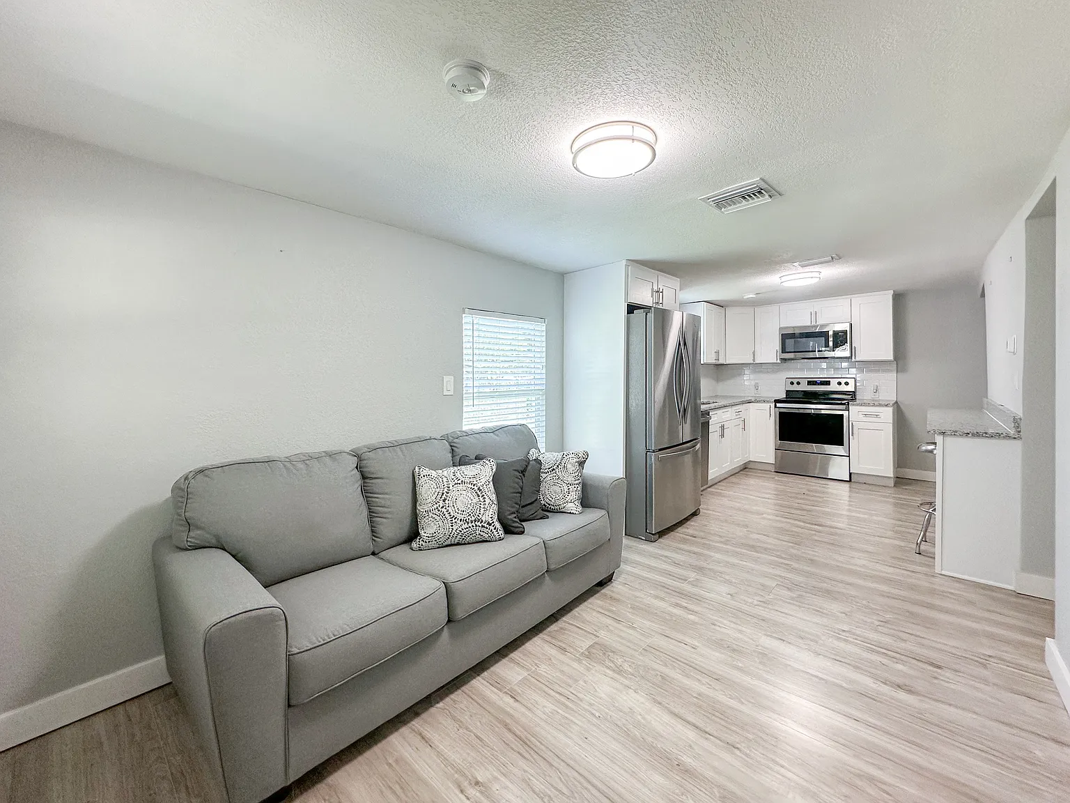2 bed, 696 sqft, $1,550 — Photo 2
