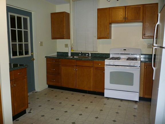 4th image of 36 Gildersleeve St