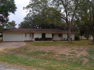 383 Duckett St, El Campo, TX 77437
