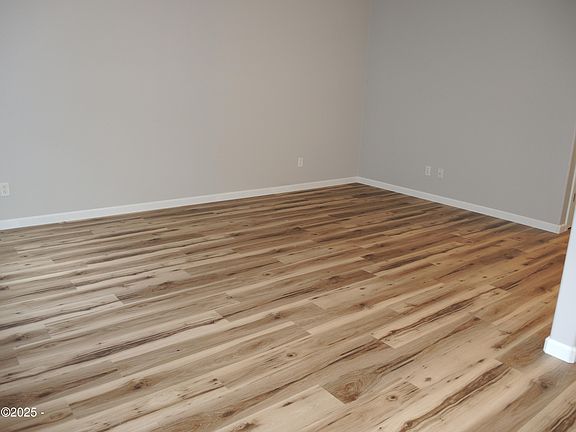 4th image of 574 SE Neptune Ave