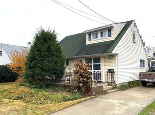 2386 Lindy Rd, Westbury, NY 11590