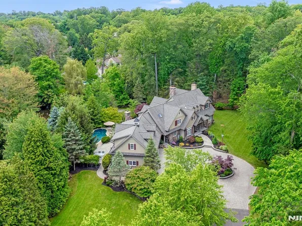 19 Ware Rd, Upper Saddle River, NJ 07458