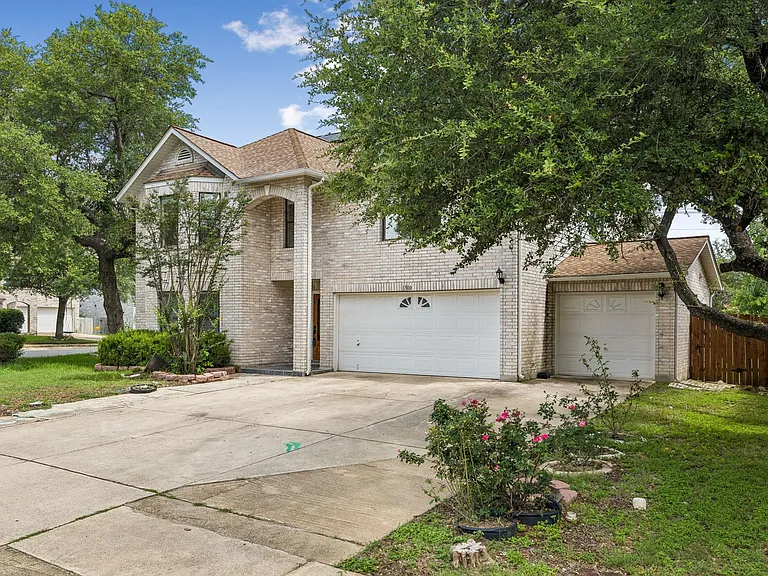 1300 Chalk Ln — Photo 2