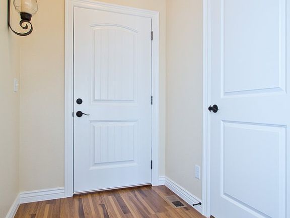 4th image of 811 Village Dr